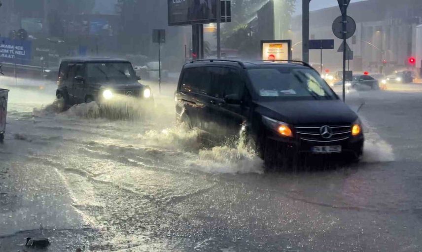 Şişli'de akşam fırtınası yolları göle çevirdi, onlarca araç mahsur kaldı