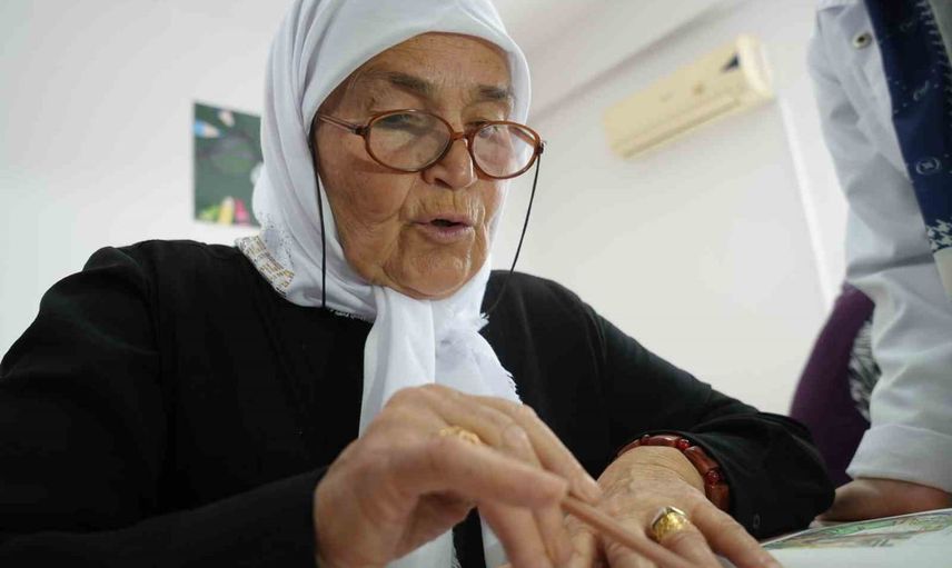 72 yaşında hayalini gerçeğe dönüştüren kadın artık otobüs duraklarını tek başına okuyabiliyor