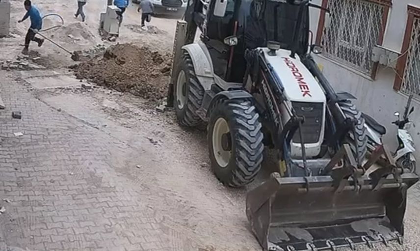 Altyapı çalışmasında gaz borusu patladı, işçilerin kaçış anları kamerada
