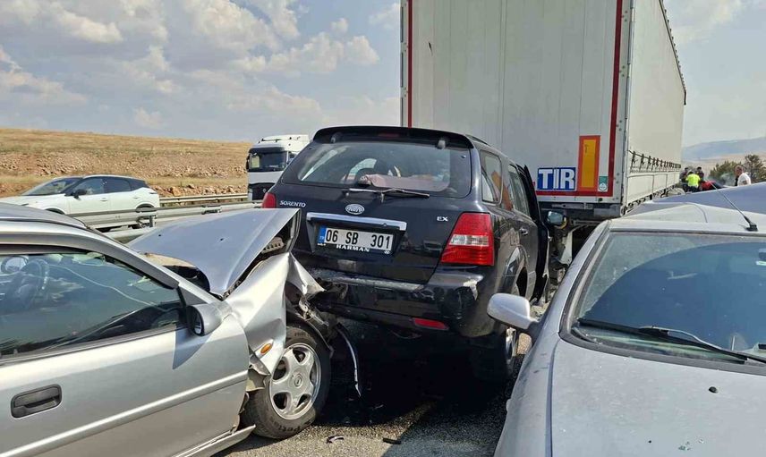Anız dumanı trafikte görüşü bozdu: Kızılören girişinde 13 araç karıştı
