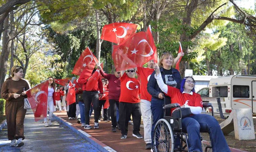 Engelsiz kafe üyeleri caddeyi cumhuriyet şölenine çevirdi