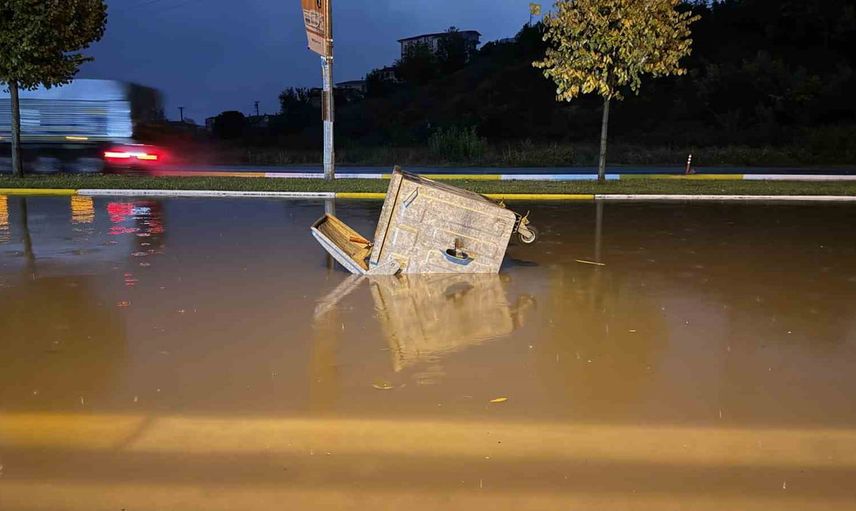 Sakarya'da ani sağanak yaşamı durma noktasına getirdi: Ferizli'de araç gömüldü, Erenler'de evler su aldı
