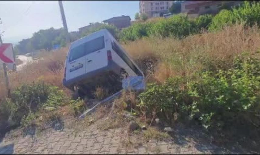 Akçadağ yolunda minibüs şarampole devrildi: iki yaralı
