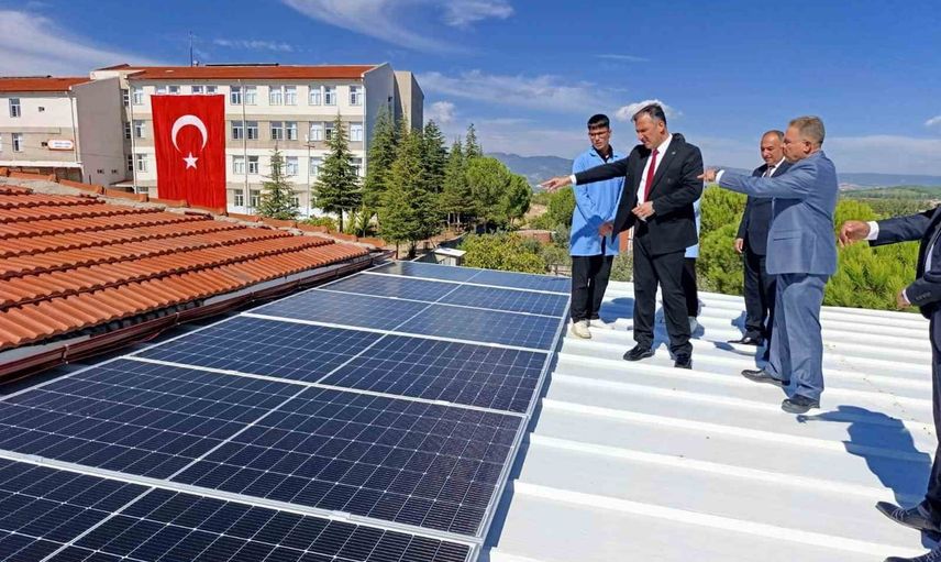 Gördes’in genç mühendisleri okulun elektriğini güneşten sağlamaya başladı