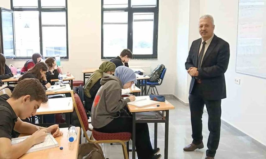 Yenişehir'de 3 öğrencinin talebiyle başlayan ücretsiz kurs yüzlerce öğrenciye kapı açtı