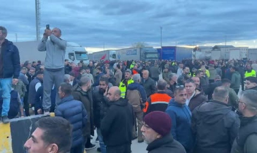 Tır sürücülerinin eylemi sınır kapılarında ticareti kilitledi