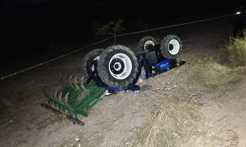 Gece fıstık tarlasını süren çiftçi traktörün altında kalarak hayatını kaybetti