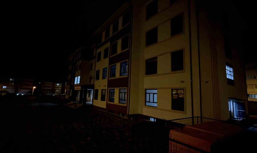 Üç küçük şüpheli Eskişehir'de inşaat halindeki liseye girdikten sonra yakalandı