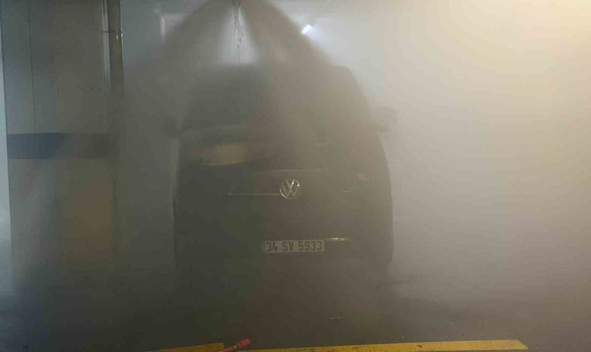 Başakşehir'de gece otoparkında alevler paniğe yol açtı, site tahliye edildi