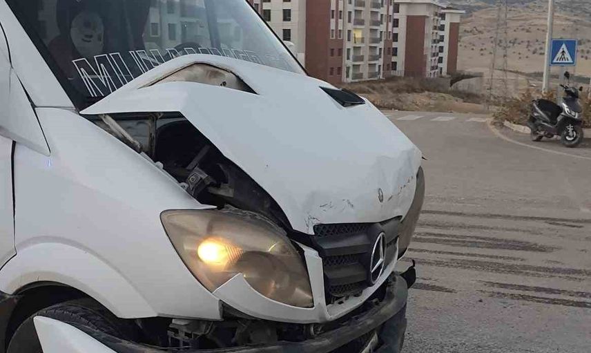 İndere'de yol ortasında çarpışma: minibüs ve otomobilde 4 yaralı