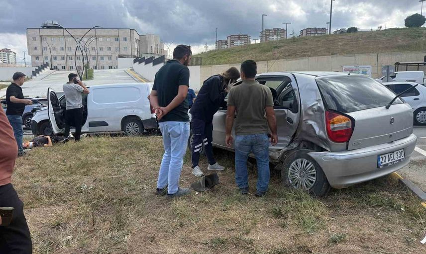 Kuzeykent mahallesinde sanayi kavşağında çarpışma: üç kişi yaralandı