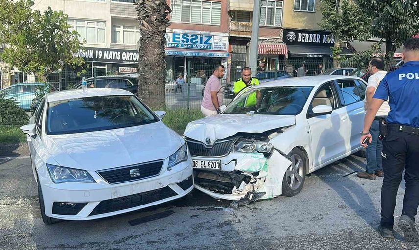 Refüjü aşan otomobil karşı şeride geçip başka araçla çarpıştı