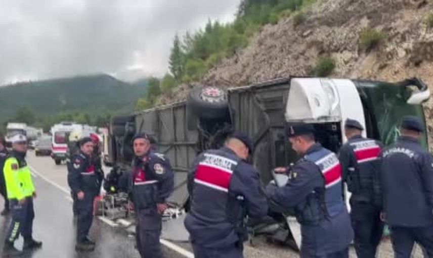 Kazak tünelleri çıkışında devrilen otobüs: yedek şoför öldü, 7 kişi yaralandı