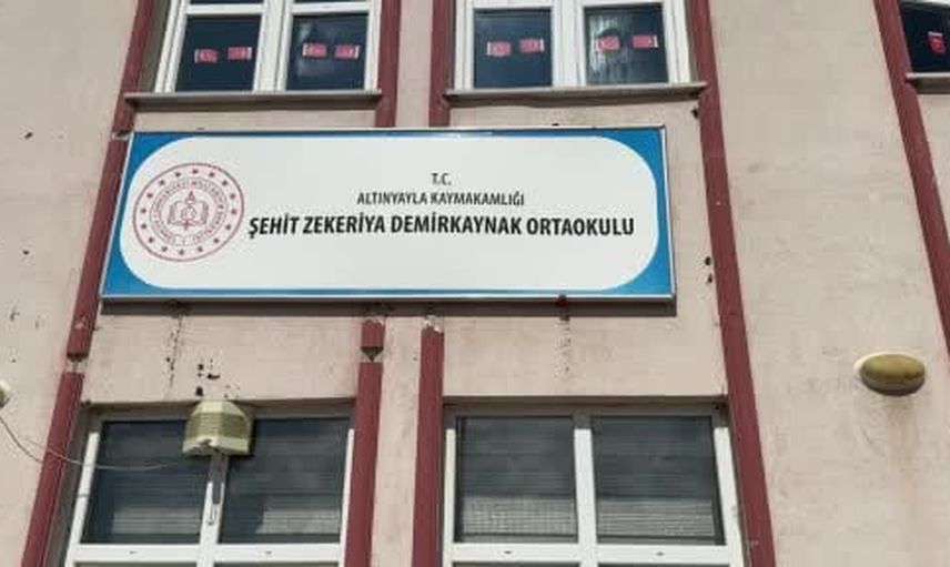 Minik ellerle başlayan çalışma Altınyayla'daki okulu yeniledi