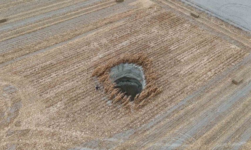 Karapınar'da mısır tarlasını tehlikeye atan 8 metrelik obruk bulundu