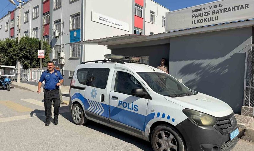 Okul töreninde çantadan çıkan silahın sahibi babası oldu
