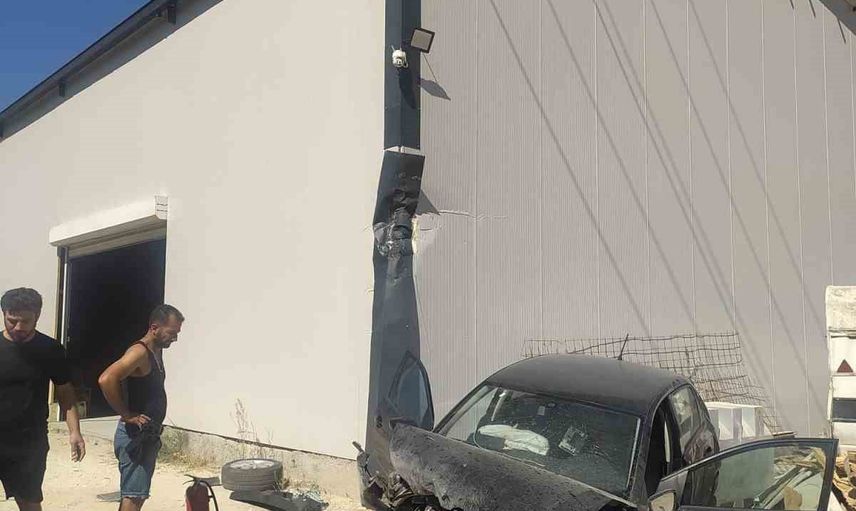 Kuşadası yolunda kontrolden çıkan araç iş yerine çarptı: iki ağır yaralı