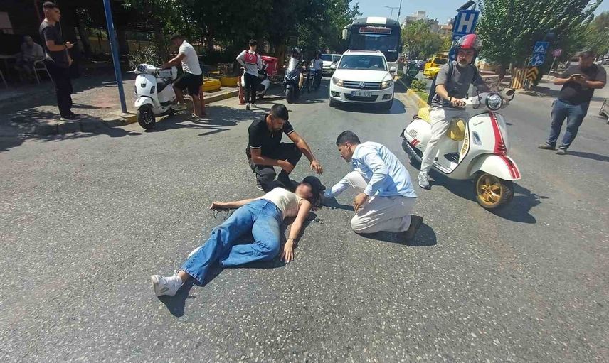 Panik fren sonrası motosiklet sürücüsü üç metre sürüklendi