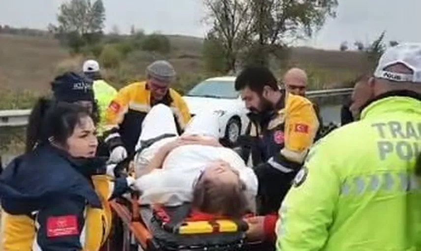 Yoldan geçen doktorun müdahalesi kadın sürücünün kurtarılmasını sağladı