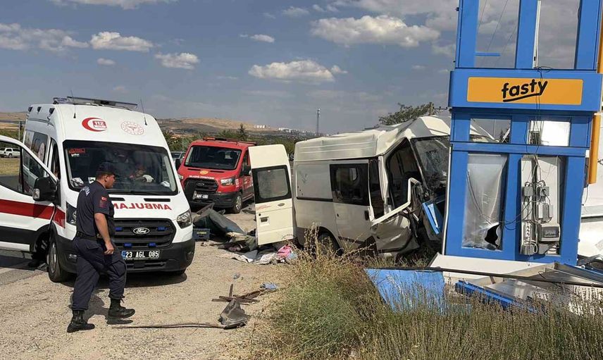 Elazığ'da minibüs akaryakıt tabelasına çarptı: 7 yaralı