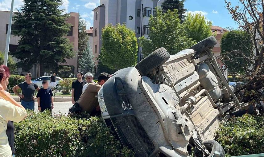 Büyükdere'de kontrolden çıkan ticari araç ağacı devirip ters döndü