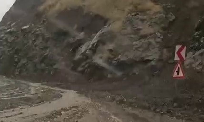 Sincik'te ani sağanak cadde ve yolları etkiledi