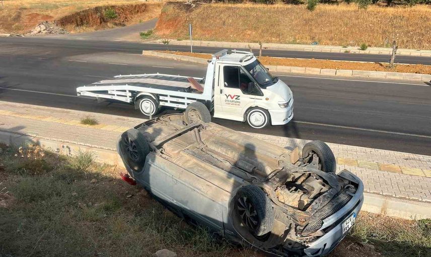 İslahiye çevre yolunda kaldırıma çıkan otomobil ters döndü