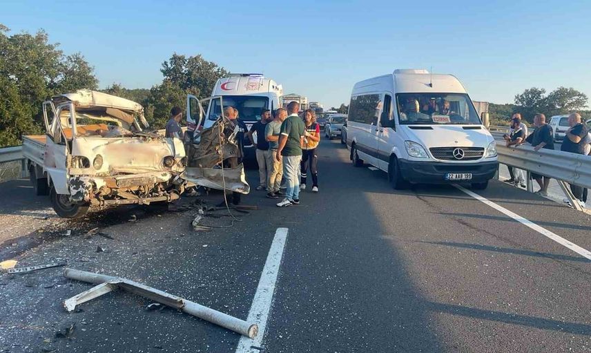 Keşan'da rampada arkadan çarpışma: kamyonet sürücüsü hayatını kaybetti