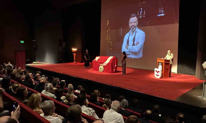 Harbiye'de duygu dolu veda: Serhat Kılıç sahne arkadaşlarıyla anıldı