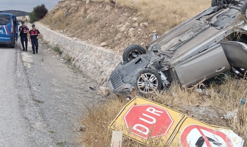 Kontrolden çıkan araç refüje devrildi: iki kişi yaralandı