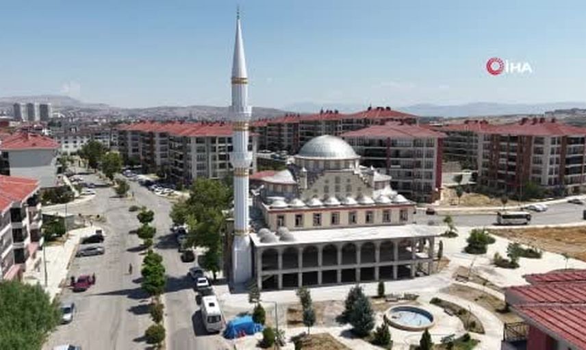 Sürsürü'de yıldırımın yıktığı minare dört ayda yeniden yükseldi