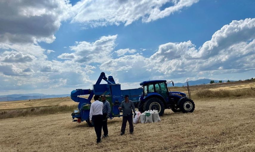 Müftü Sarıkamış'ta tarlada: çiftçilere bereket ve kazasız sezon temennisinde bulundu