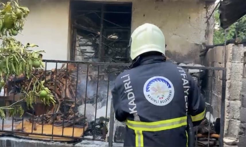 Osmaniye Kadirli'de Odunluk Yangını Eve Sıçramadan Söndürüldü