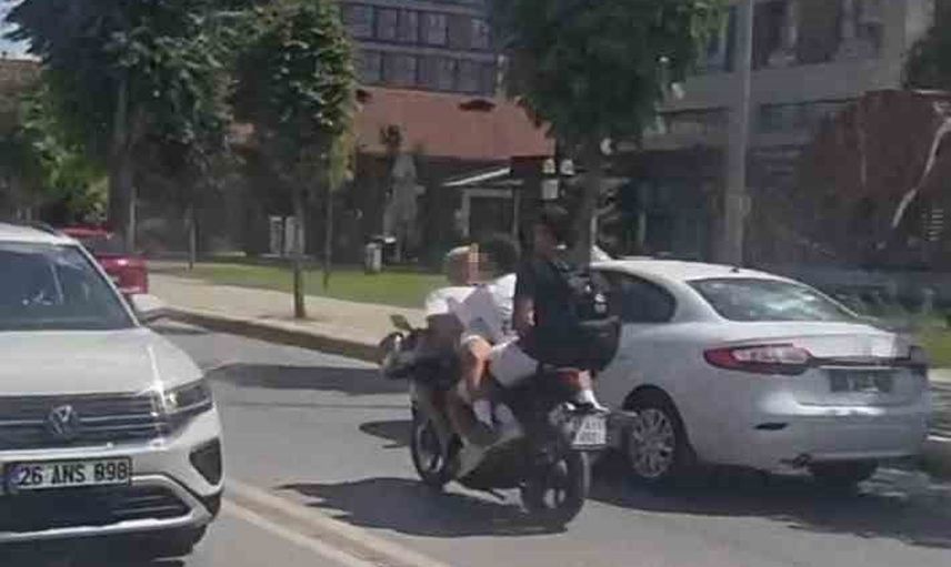 Tepebaşı'nda kasksız ve riskli yolculuk: depoya ters oturan gençlerin anları kayda geçti