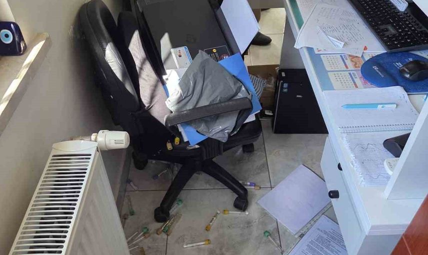 Bağcılar'da sağlık merkezinde arbede: danışma masası dağıtıldı, görevliye saldırı girişimi