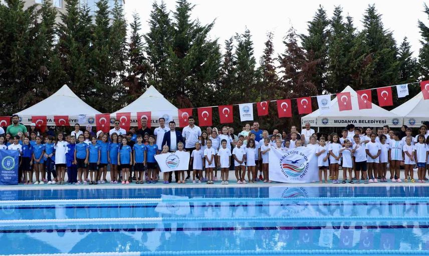 Mudanya’da minik yüzücüler 12 Eylül anısına kürsüye çıktı