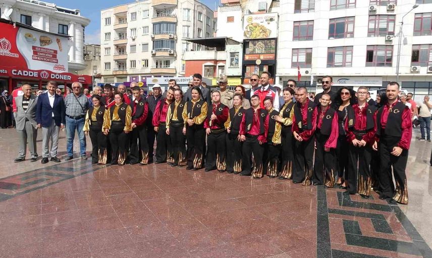 Dünya yaşlılar günü yürüyüşünde özel bireylerin jandarmaya asker selamı