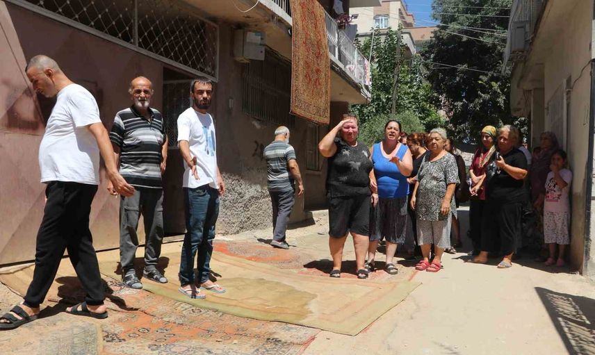 halı serip yolu suladılar: adana yeşilyurt mahallesinde çukurlara tepki