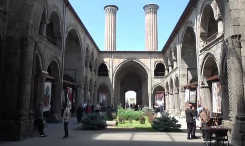 kilim üzerine fırçasıyla tarih işleyen genç sanatçı