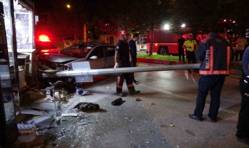 Gece yarısı kontrolden çıkan otomobil konteyner iş yerine girdi