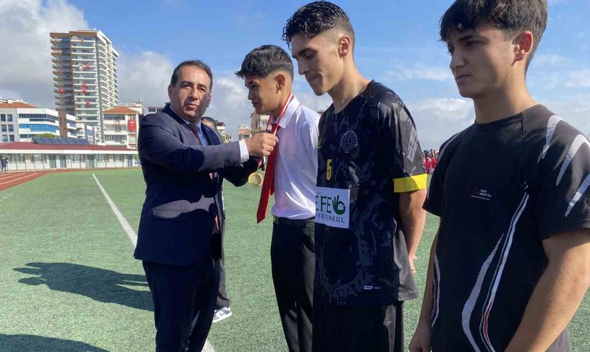 Alaşehir’de 103. yıl coşkusu: öğrenciler ve Avrupa şampiyonlarının gösterileri ilgi çekti