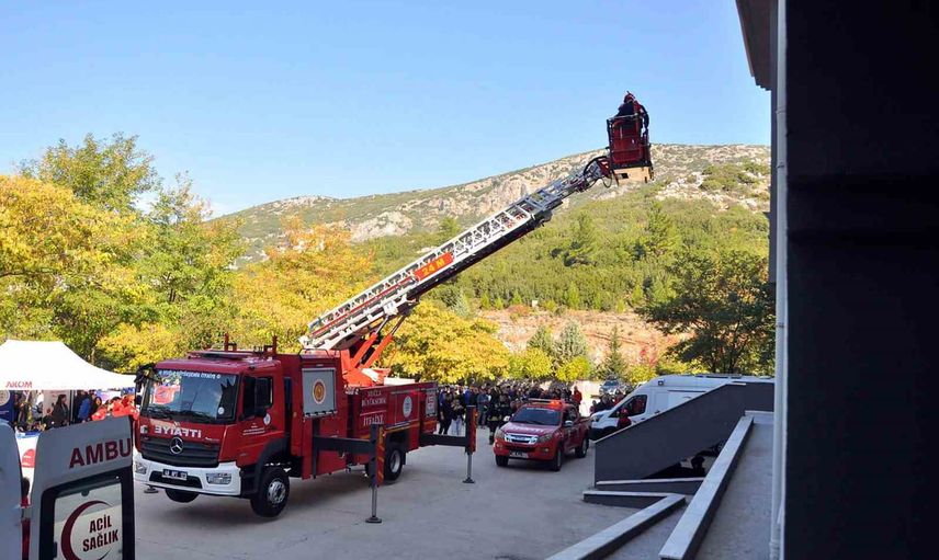 okulda afetlere hazır olun mesajı veren kapsamlı yangın tatbikatı
