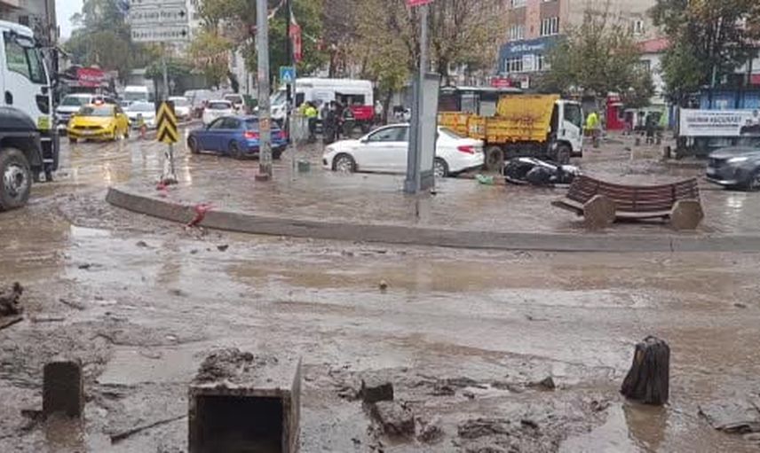 Ayazağa'da sokaklar göle döndü, dükkanlarda hasar gün ağarınca ortaya çıktı