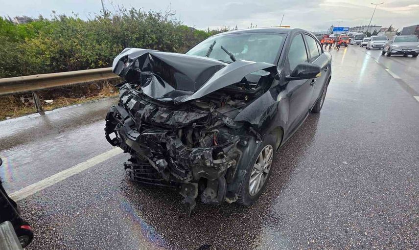 Bandırma'da rüzgar gülü gövdesi taşıyan tırla çarpışma trafiği aksattı, 4 kişi yaralandı