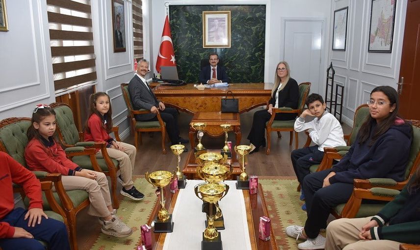 Salihli'nin genç satranç başarıları kaymakamla paylaşıldı