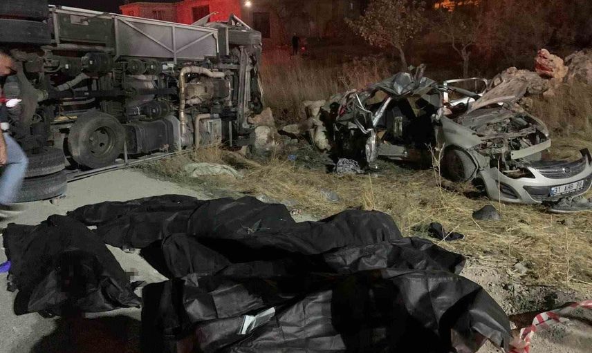 Gaziantep'te hatalı sollama sonucu minibüsle çarpışma: 2'si çocuk 7 kişi yaşamını yitirdi