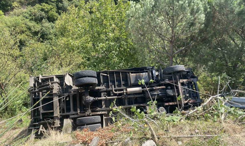 Kocaeli'de yasak rampaya giren kamyon şarampole yuvarlandı