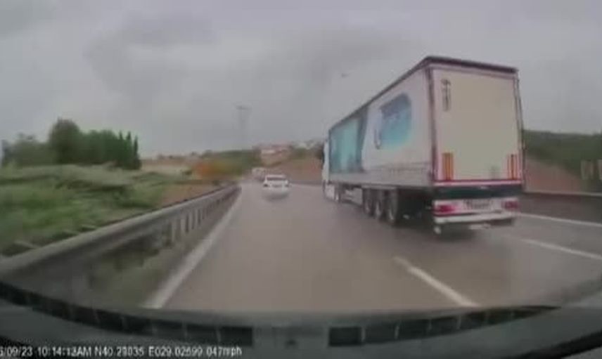 Yağışlı yolda hız tercihi bariyerle bitti