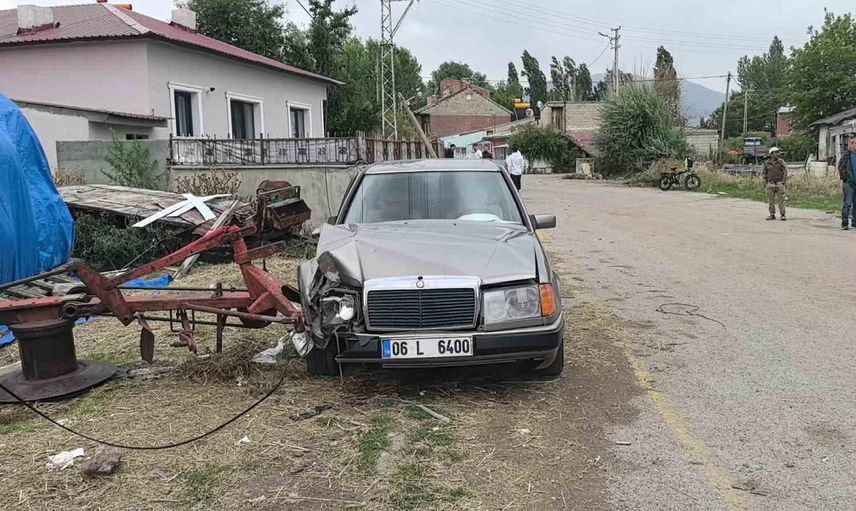 Dadaşköy'de kontrolden çıkan otomobil direği söktü, sürücü hafif yaralandı