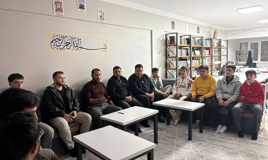 Bayburt'ta gençler Aliya İzzetbegoviç'i anarak düşüncelerini paylaştı